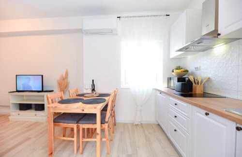 Ljubac House | Apartman u atraktivnoj kuci u nizu s garazom