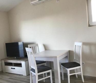 Bjelisi Apartment | Apartman u sklopu kuce sa odvojenim ulazom!