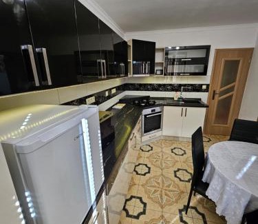 Povazska Bystrica Apartment | APARTMAN WOLF Luxusné priestranné ubytovanie s Výhľadom na hory s Bezplatným Parkovaním Veľkou plochou TV Rýchlym Optickým Internetom Priamo v PB Tichá lokalita Všetko na blízku Vhodné pre Rodinu Skupinu Pracovné cesty aj Turistiku Plne vybavená Kuchyňa