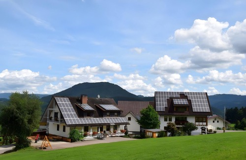 Bad Peterstal-Griesbach Apartment | Apartment 'Ferienwohnung 7' with Mountain View, Shared Terrace and Wi-Fi