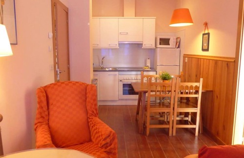 Ibero Apartment | Apartment (4 pax) with views of the river and pool. 10 minutes from Pamplona.