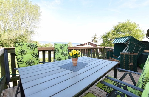 Stove Apartment | Apartment 4 with 2 bedrooms (2-5 pers.) on the upper floor - Villa Seeheim vacation property directly on the waterfront