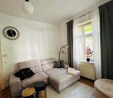 Meidling Apartment | Apartment 5 min Schönbrunn Gloriette, Direct to City Center, Free Parking