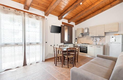 Cabras Apartment | Apartment '5' with Shared Garden, Wi-Fi and Air Conditioning