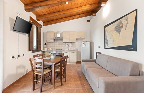 Cabras Apartment | Apartment '5' with Shared Garden, Wi-Fi and Air Conditioning