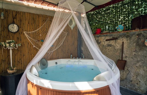Fiumefreddo di Sicilia Apartment | Apartment 'A Ugghia- I Mori' with Shared Garden, Wi-Fi and Air Conditioning