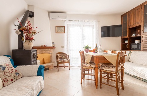 Sasso d'Ombrone Apartment | Apartment "Ambra" with Mountain View & Balcony