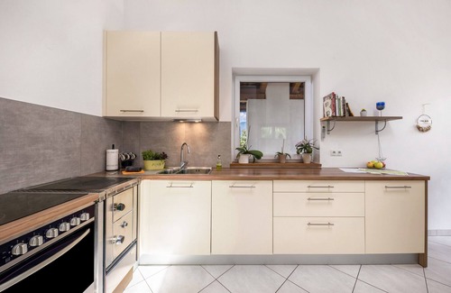 St. Michael/San Michele Apartment | Apartment 'Angerblick' with Mountain View, Private Terrace and Wi-Fi - Vacation on the farm