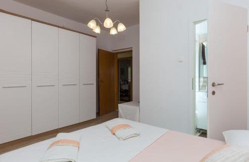 Banici Apartment | Apartment Ani - Two Bedroom Apartment with Terrace and Garden View