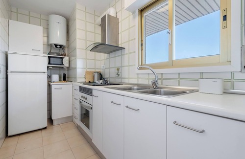 Salou City Centre Apartment | Apartment 'Apartamento Ct' with Shared Pool, Wi-Fi and Air Conditioning