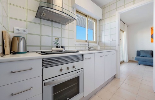 Salou City Centre Apartment | Apartment 'Apartamento Ct' with Shared Pool, Wi-Fi and Air Conditioning