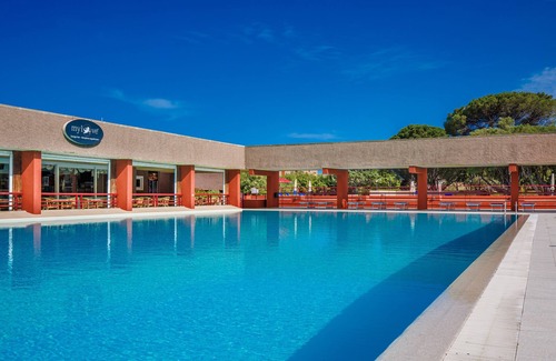 Cugnana Verde Apartment | Apartment "Asfodeli Cugnana Verde" with Sea View, Shared Pool & Wi-Fi