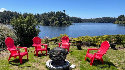 Langlois Apartment | Apartment at Floras Lake Getaway