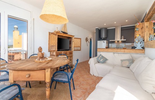 Els Griells Apartment | Apartment "Àtic Brisa Mar" with Sea View, Private Terrace & Wi-Fi