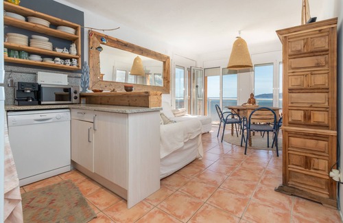 Els Griells Apartment | Apartment "Àtic Brisa Mar" with Sea View, Private Terrace & Wi-Fi