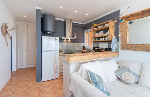 Els Griells Apartment | Apartment "Àtic Brisa Mar" with Sea View, Private Terrace & Wi-Fi