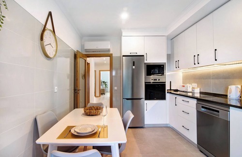 Tavira Apartment | Apartment 'Beira Mar - 1º Esquerdo' with Balcony, Wi-Fi and Air Conditioning