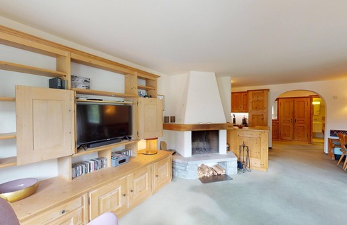 Zuoz Apartment | Apartment Belvair 36 - Well-maintained 3.5-Room Apartment with South Balcony