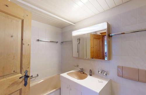 Zuoz Apartment | Apartment Belvair 36 - Well-maintained 3.5-Room Apartment with South Balcony