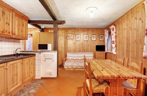 Gressan Apartment | Apartment 'Bilocale Primo Piano Leissè' with Shared Terrace, Shared Garden and Wi-Fi