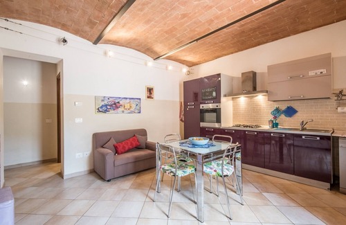 Rosia Apartment | Apartment 'Borgo Rosia 85' with Garden a few Steps from Siena