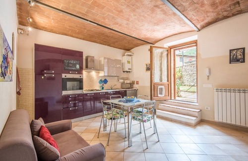 Rosia Apartment | Apartment 'Borgo Rosia 85' with Garden a few Steps from Siena