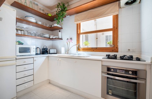 Soller Apartment | Apartment Carla Close to Beach with Large Balcony, Mountain View, Wi-Fi & Air Conditioning