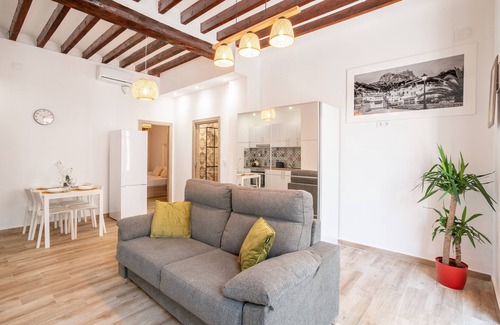 San Anton Apartment | Apartment 'Casa De La Esperanza' with Wi-Fi and Air Conditioning