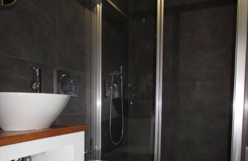 Monchique Apartment | Apartment 'Casa Rosa' with Private Terrace and Wi-Fi