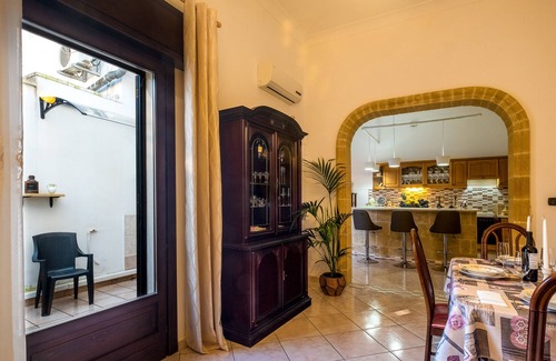 Guagnano Apartment | Apartment "Casa Vacanza Patrizia" with A/C & Garden