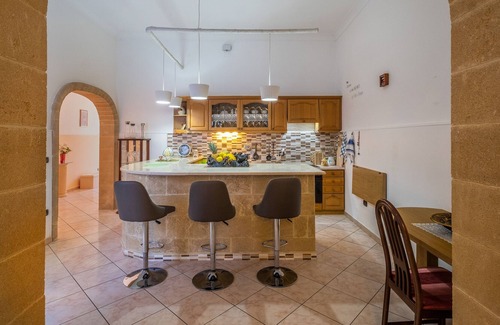 Guagnano Apartment | Apartment "Casa Vacanza Patrizia" with A/C & Garden