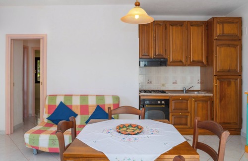 Barrabisa Apartment | Apartment "Conchiglia Rosa" with Shared Garden, Sea View & Wi-Fi