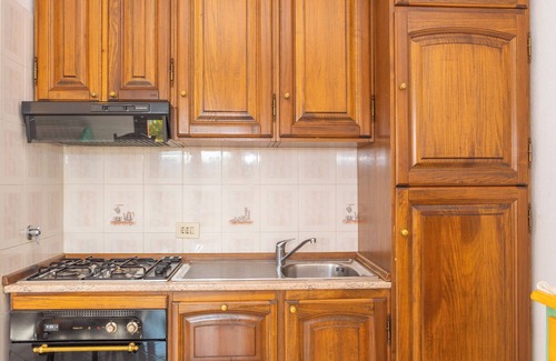 Barrabisa Apartment | Apartment "Conchiglia Rosa" with Shared Garden, Sea View & Wi-Fi