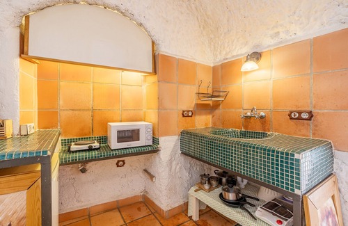 Guadix Apartment | Apartment 'Cueva Mar' with Mountain View, Shared Pool and Wi-Fi