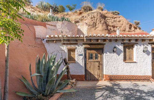 Guadix Apartment | Apartment 'Cueva Mar' with Mountain View, Shared Pool and Wi-Fi
