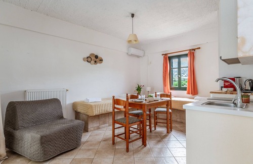 Platis Gialos Apartment | Apartment 'Cyclades Beach 1' with Shared Terrace, Wi-Fi and Air Conditioning