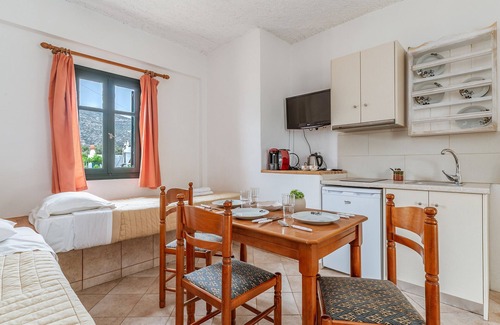 Platis Gialos Apartment | Apartment 'Cyclades Beach 1' with Shared Terrace, Wi-Fi and Air Conditioning