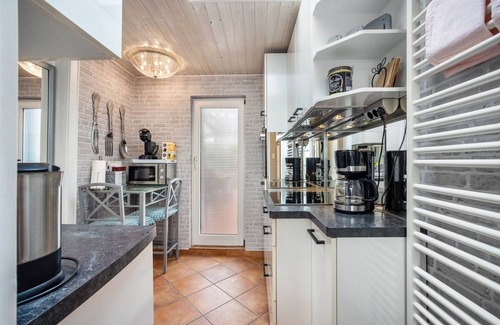 Krempermoor Apartment | Apartment 'Dahmlos' with Private Terrace, Shared Garden and Wi-Fi