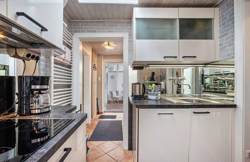Krempermoor Apartment | Apartment 'Dahmlos' with Private Terrace, Shared Garden and Wi-Fi