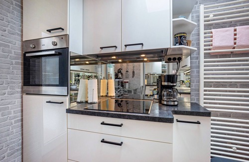 Krempermoor Apartment | Apartment 'Dahmlos' with Private Terrace, Shared Garden and Wi-Fi