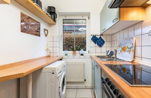 Kronsgaard Apartment | Apartment 'dat Rode Huus' - Ferienwohnung' with Private Terrace, Private Garden and Wi-Fi