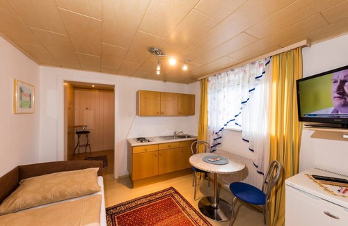 Uebelbach Apartment | Apartment Dino with breakfast in the Pension Herti - Haus Pastner am Teich