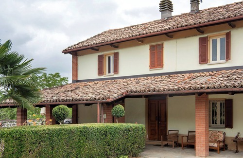 Costigliole d'Asti Apartment | Apartment 'Dolcetto' with Mountain View, Shared Pool and Wi-Fi