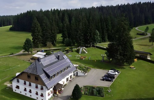 Sankt Maergen Apartment | Apartment 'Dubeschlag' with Mountain View, Shared Garden and Wi-Fi
