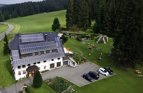 Sankt Maergen Apartment | Apartment 'Dubeschlag' with Mountain View, Shared Garden and Wi-Fi