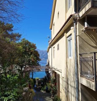Dobrota Apartment | Apartment Dudic on the seashore with private beach and free parking