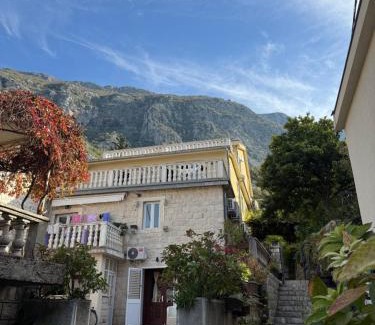 Dobrota Apartment | Apartment Dudic on the seashore with private beach and free parking