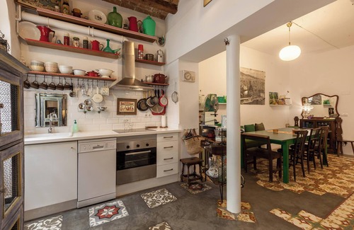 la Vila de Gracia Apartment | Apartment 'El Patio De Gracia' with Private Terrace, Wi-Fi and Air Conditioning