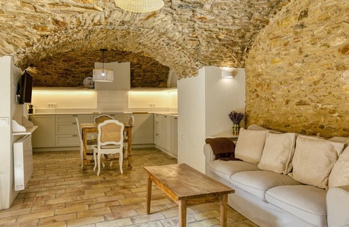Begur Apartment | Apartment 'En El Centro' with Private Terrace and Wi-Fi
