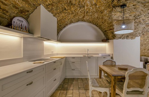 Begur Apartment | Apartment 'En El Centro' with Private Terrace and Wi-Fi